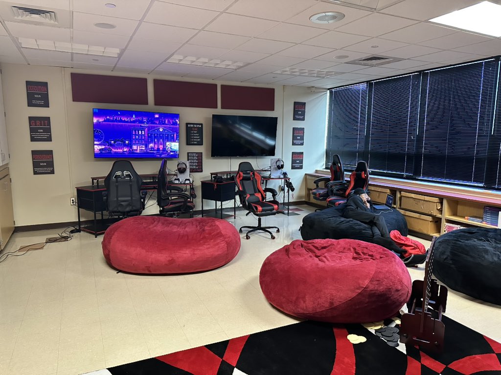 Happing Now! <a href="/ASDquips/">Aliquippa SD</a> loving the culture of community and pride. <a href="/AbDPittsburgh/">Agency by Design Pittsburgh</a> has the opportunity to engage in the learning culture of this fantastic district! <a href="/remakelearning/">Remake Learning</a>