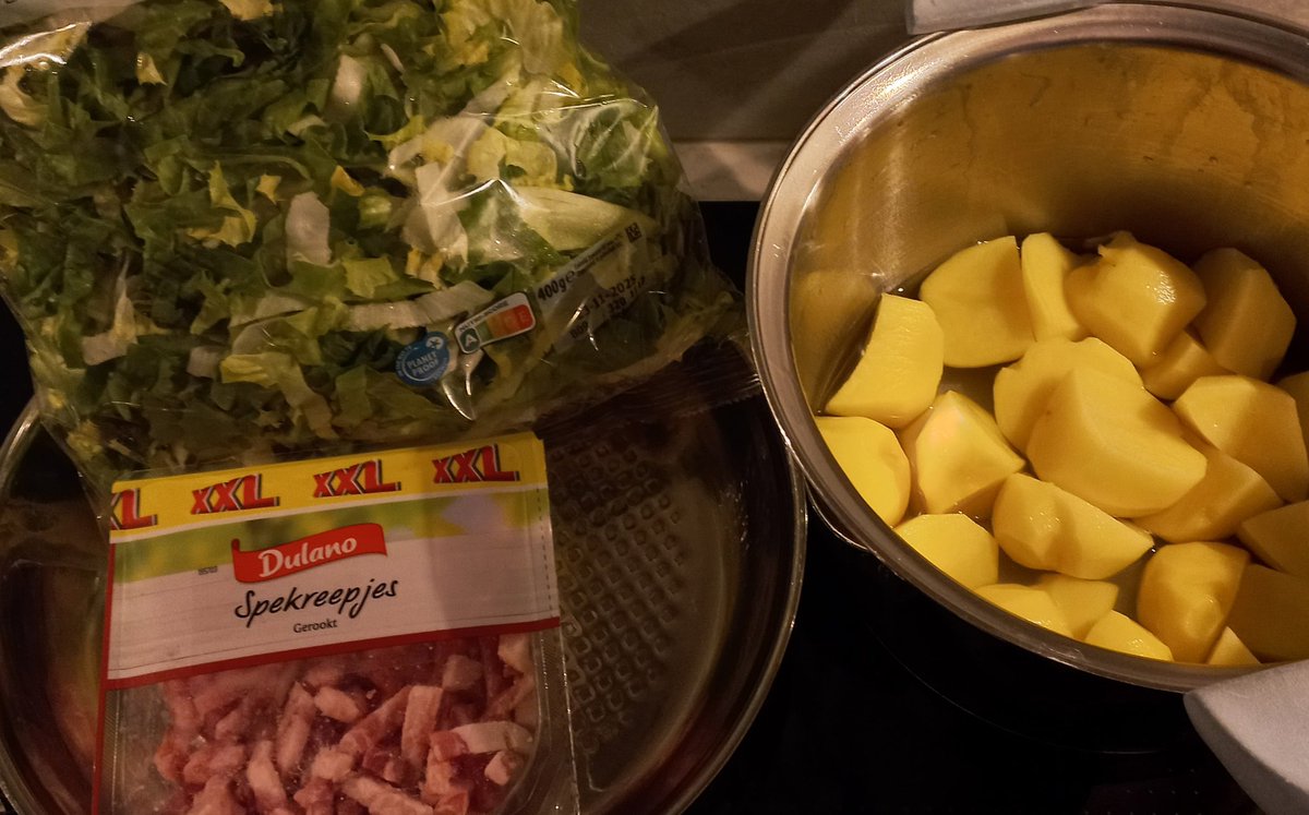 Kris10aaa's tweet photo. We gaan maar weer eens beginnen aan het avondeten.
Een Hollandse klassieker: andijvie stamppot.
Nu nog een twist verzinnen want ik heb geen blauwschimmelkaas in huis.
Eet smakelijk
#koken #stamppot https://t.co/fL8M9ptiij