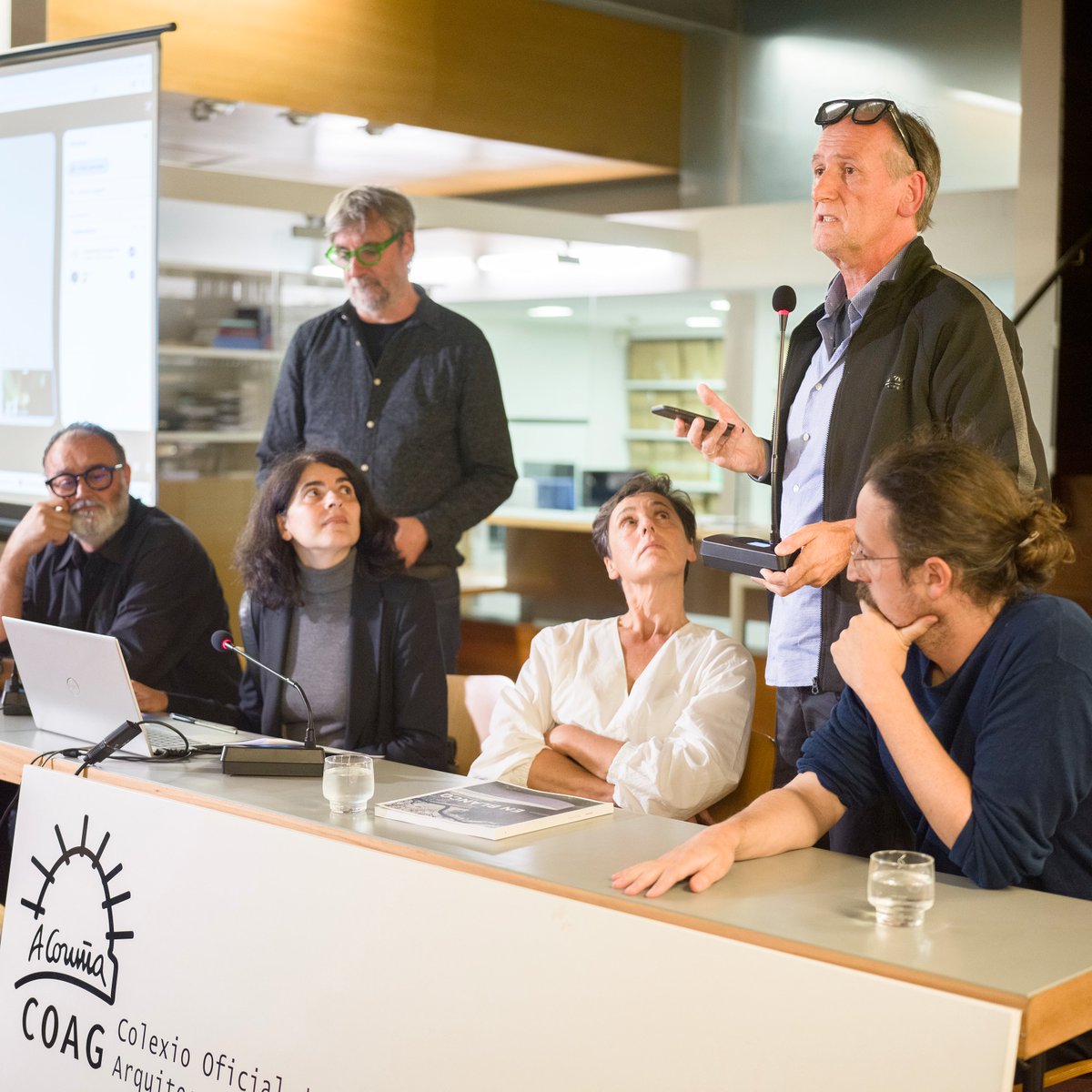 Deixámosvos imaxes da presentación da monografía EN BLANCO dedicada aos arquitectos galegos <a href="/CREUSeCARRASCO/">CREUSeCARRASCO</a>, que tivo lugar o mércores 8 de outubro, ás 19:00 horas, na Delegación da Coruña @coagcoruna do COAG <a href="/arquitectosCOAG/">Colexio de Arquitectos de Galicia</a> <a href="/etsac_udc/">ETSAC</a>
@cscae <a href="/BibETSA/">BETSA</a>  <a href="/arquitectosCOAG/">Colexio de Arquitectos de Galicia</a> <a href="/dinisss/">Fran Diaz Gallego 🇺🇦</a>