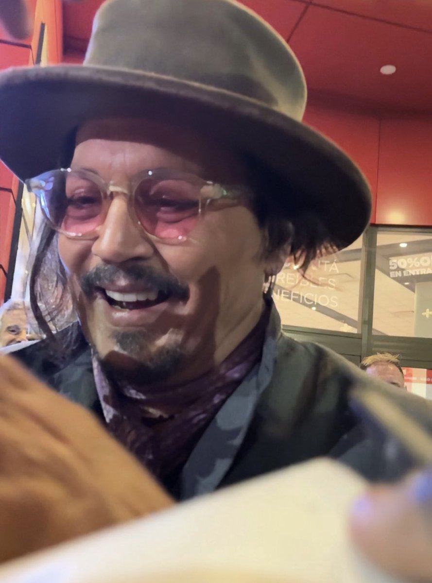 NicoleH9916's tweet image. Credit to the lucky owner of this photo. I love this so much, Johnny a little mischievous, a little moved, and so free. That’s him❤️

#JohnnyDepp
#JohnnyDeppIsLoved
#JohnnyDeppIsALegend