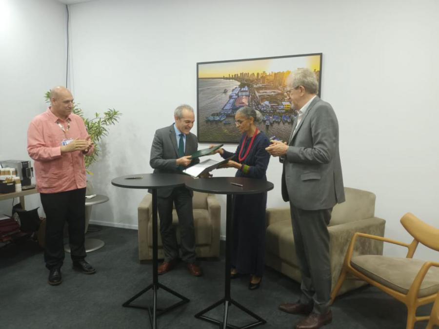 #Cuba 🇨🇺 y #Brasil 🇧🇷 firman Memorando de Entendimiento para la cooperación en el campo de la protección del medio ambiente, en el marco de la #COP30.

🤝Esto permitirá desarrollar relaciones de cooperación en protección del medio ambiente y enfrentamiento al cambio climático.