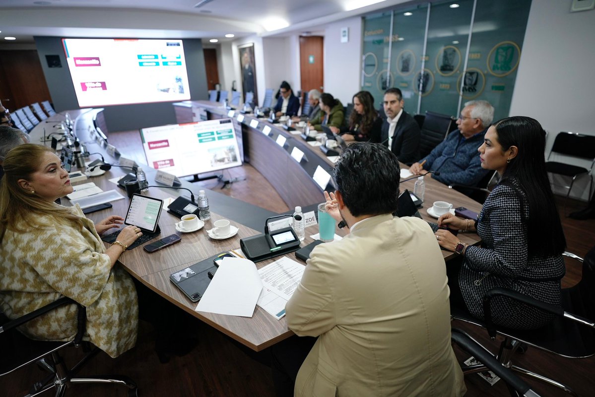 🤝 Nos reunimos con la gobernadora de Colima, <a href="/indira_vizcaino/">Indira Vizcaíno</a>, para revisar los avances de las obras que <a href="/Tu_IMSS/">IMSS </a> impulsa en el estado.

🏥 Estamos trabajando en:
• La construcción de nuevos hospitales.
• 15 Centros de Educación y Cuidado Infantil, #CECI, para apoyar a madres