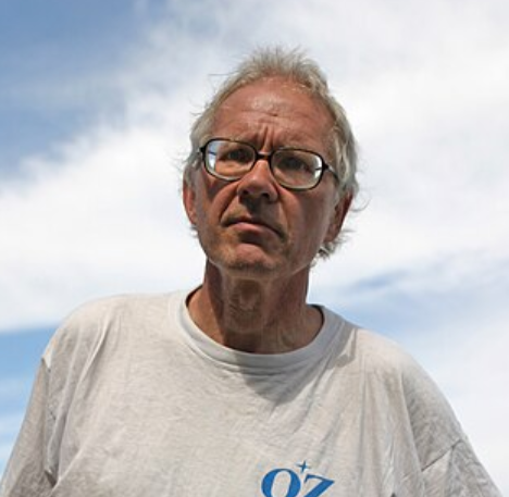 Idag på Internationella mansdagen väljer jag att hylla Lars Vilks (1946-2021). En modig förkämpe för rätten att häda och provocera. För konstens frihet. Mot de fundamentalistiska krafter som sköljer över vårt land och kontinent.

Glöm honom aldrig.