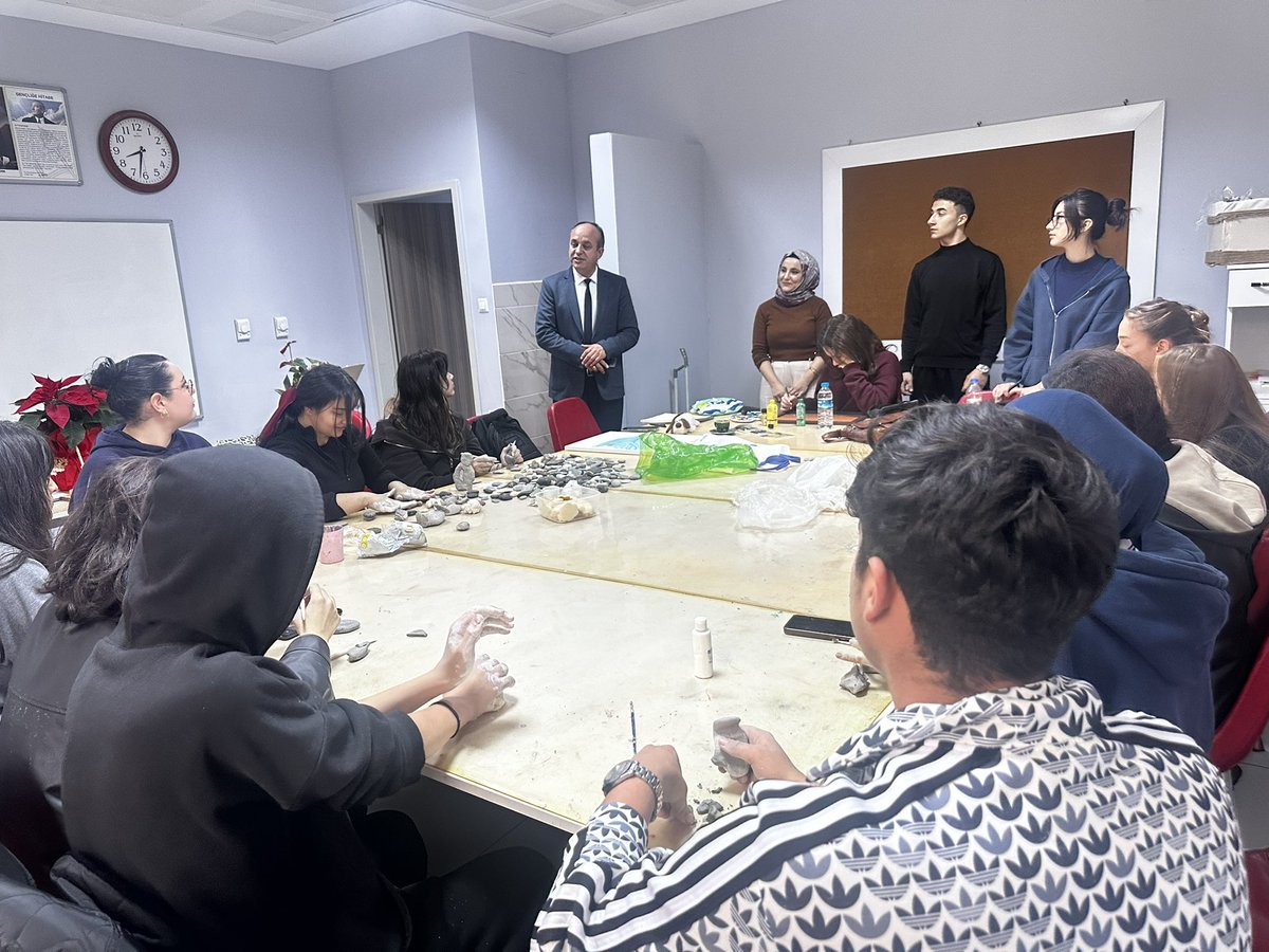 Güzel Sanatlar Atölyemizde lise öğrencileri için El Sanatları branşında çalışmalarımız başladı! 🎨✨
Gençlerimizin rengarenk üretim enerjisi merkezimizi güzelleştirmeye devam ediyor. 💫
#gsbgm #bafragm