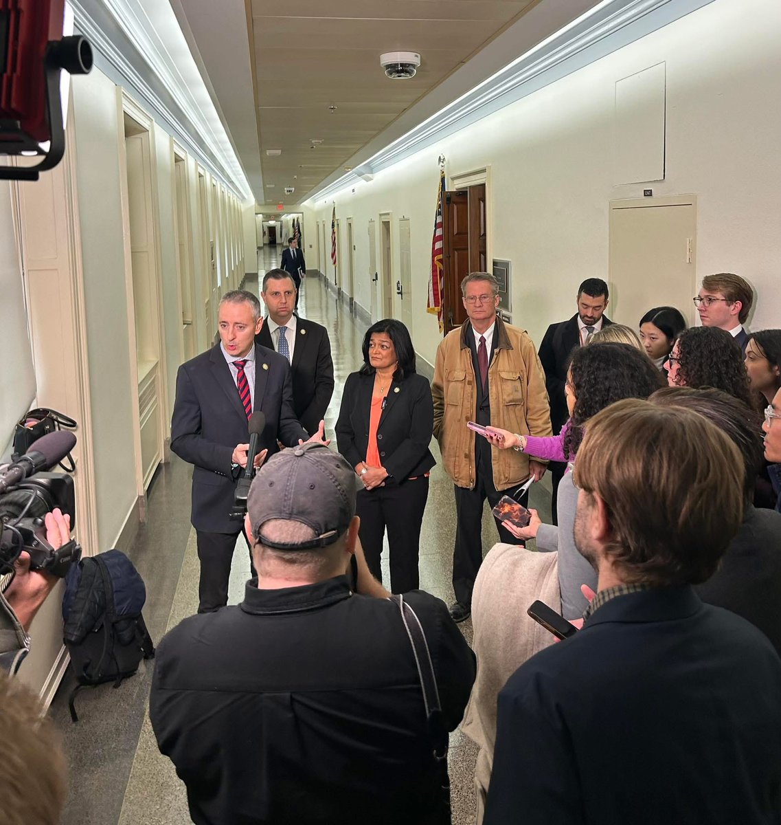 RepBrianFitz's tweet image. Day one of each new Congress, I’ve introduced sweeping reforms to rebuild trust and faith in our institutions, and banning congressional stock trading has always been at the top of that list.

The Restore Trust in Congress Act reflects months of work and a uniquely broad…