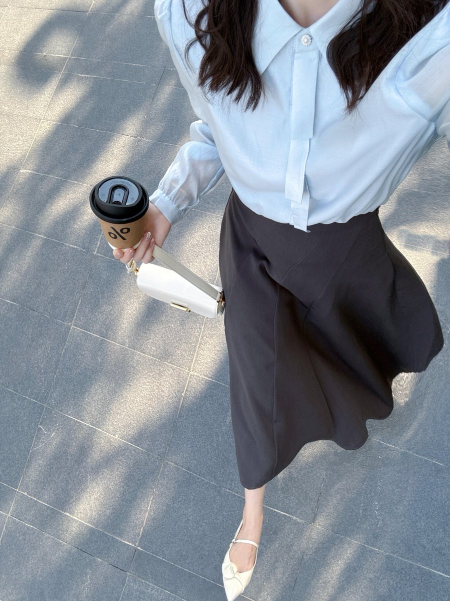 vqxnxoj's tweet image. Today’s little ritual: my favorite blouse-and-skirt outfit with a cup of coffee ☕️
#OutfitOfTheDay #CoffeeTime