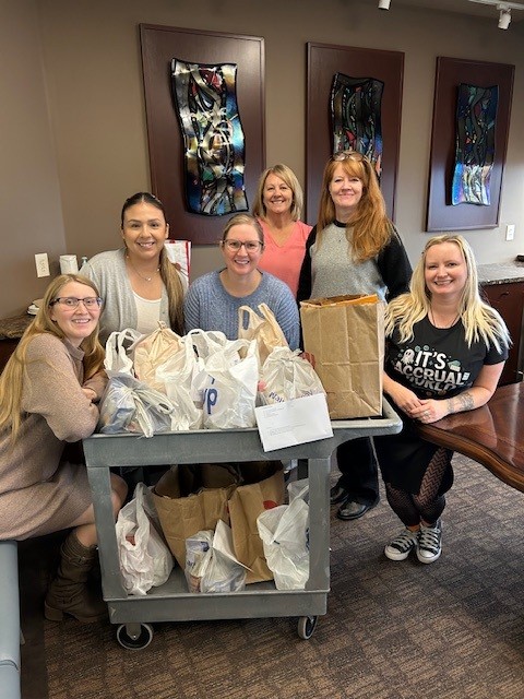 LP_Difference's tweet image. 🌟 Stepping up where it matters most, our LP Insurance Services team in Reno rallied to support the food pantry at O’Brien Middle School this week. 🍎💙 #CommunitySupport #LPImpact