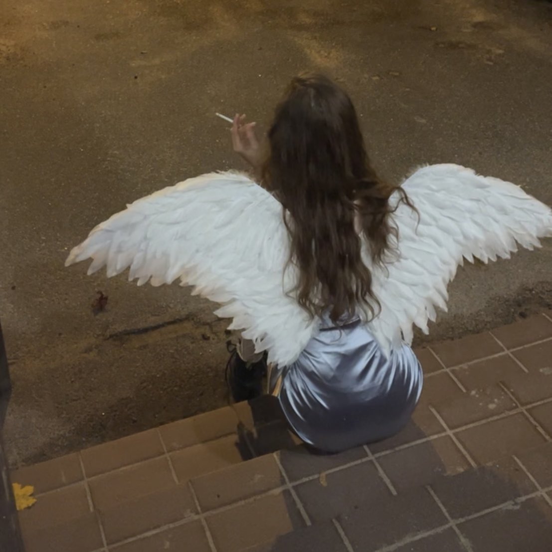 creatingrain's tweet image. Not much but here’s mine; I have never cared that much about halloween but this year I went outside my comfort zone and dressed up🪽 Even made my own angel wings!!