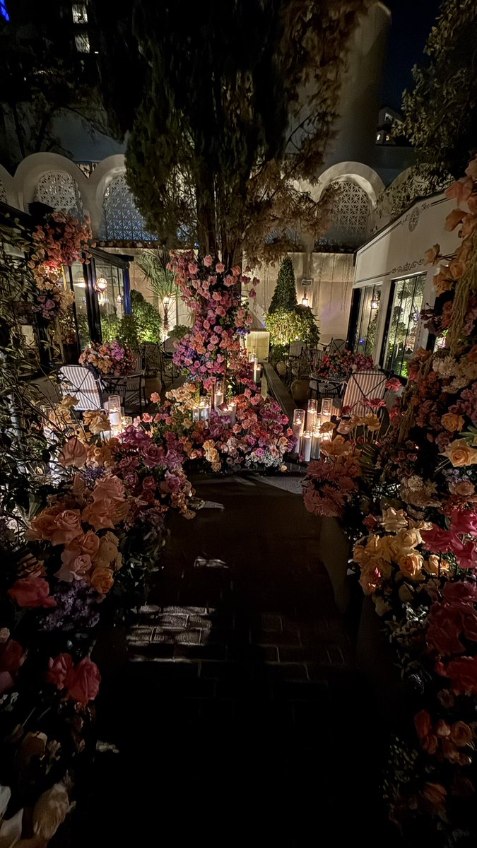 fijooooo's tweet image. در حالى كه شما پيگير اون گل هاي غول پيكر و زشت هستيد، دوست پسر دوست صميميم كل رستورانو براش گل بارون كرده🎀🩷✨