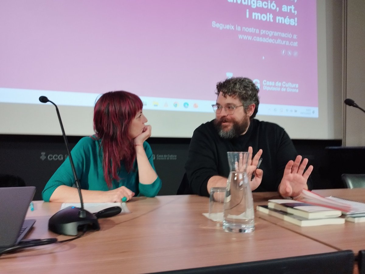 🗳️ La professora <a href="/LauraLlevadot/">Laura</a> reclama a la <a href="/casadeculturagi/">Casa Cultura Girona</a> propostes de transformació de la democràcia i adverteix del risc de "suïcidi" de la democràcia neoliberal