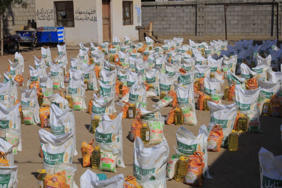 صور اضافية|  من تدشين مؤسسة الشهداء لتوزيع السلة الغذائية  لأسر الشهداء بمحافظة الحديدة 

#شهداؤنا_عظماؤنا 
#عطاء_ووفاء
#اليمن