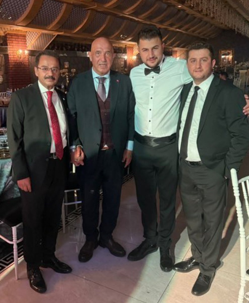smailCakr5's tweet photo. Son beşiğim ABDULLAH &amp; MERVE'nin düğün töreni dostlarımızın yoğun katılımlarıyla muhteşem geçti.Düğünümüzün nikahını kıyan Yakutiye Belediye Başkanımız Mahmut Uçar'a,
Erzurum Valisi Mustafa ÇİTFÇİ'ye, Ak Parti İl Başkanı İbrahim KÜÇÜKOĞLU'na, https://t.co/RO1or73cBV