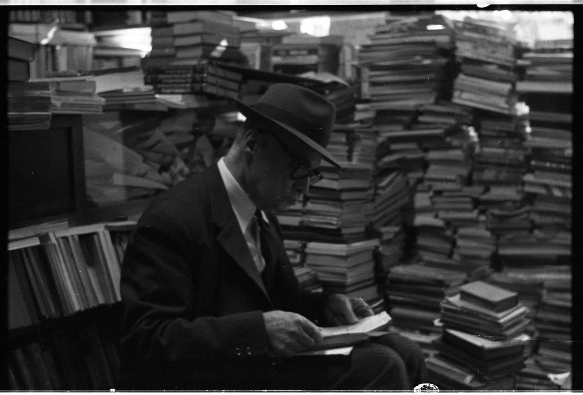 Sağda solda kitaplığının resmini paylaşanlar utanır mı acaba 🙂

1. Gaspıralı İsmail Bey'in çalışma masası
2. Seyfettin Özege'nin kütüphanesi

Çalışma odası veya kitaplık dediğin biraz dağınık olacak. Yoksa aradığını bulamazsın. Bulamayınca üretemezsin.