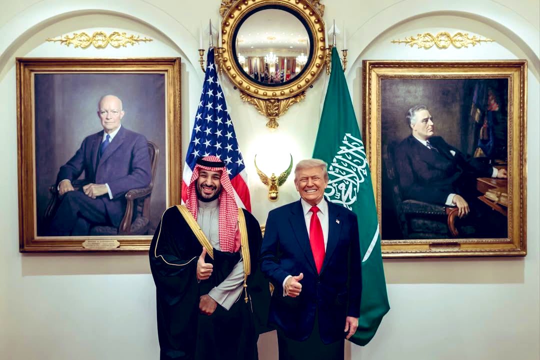 زيارة سمو #ولي_العهد #الامير_محمد_بن_سلمان حفظه الله.  #البيت_الأبيض 
تؤكد مكانة وطننا وقوة قيادته من حفاوة الاستقبال، وثقة الحضور، ورؤية سموه الواضحه . يبقى شعور الاعتزاز حاضراً في كل خطوة يخطوها سموه لرفع شأن المملكة. اللهم احفظ قيادتنا، وأدم على وطننا عزّه ورفعة شأنه.