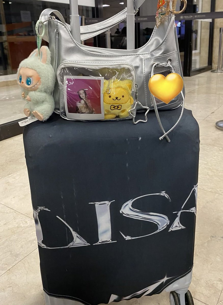 decalcomanialk's tweet photo. SEE YOU SOON LISA 💛

 @wearelloud https://t.co/9Ij1UjKxw5