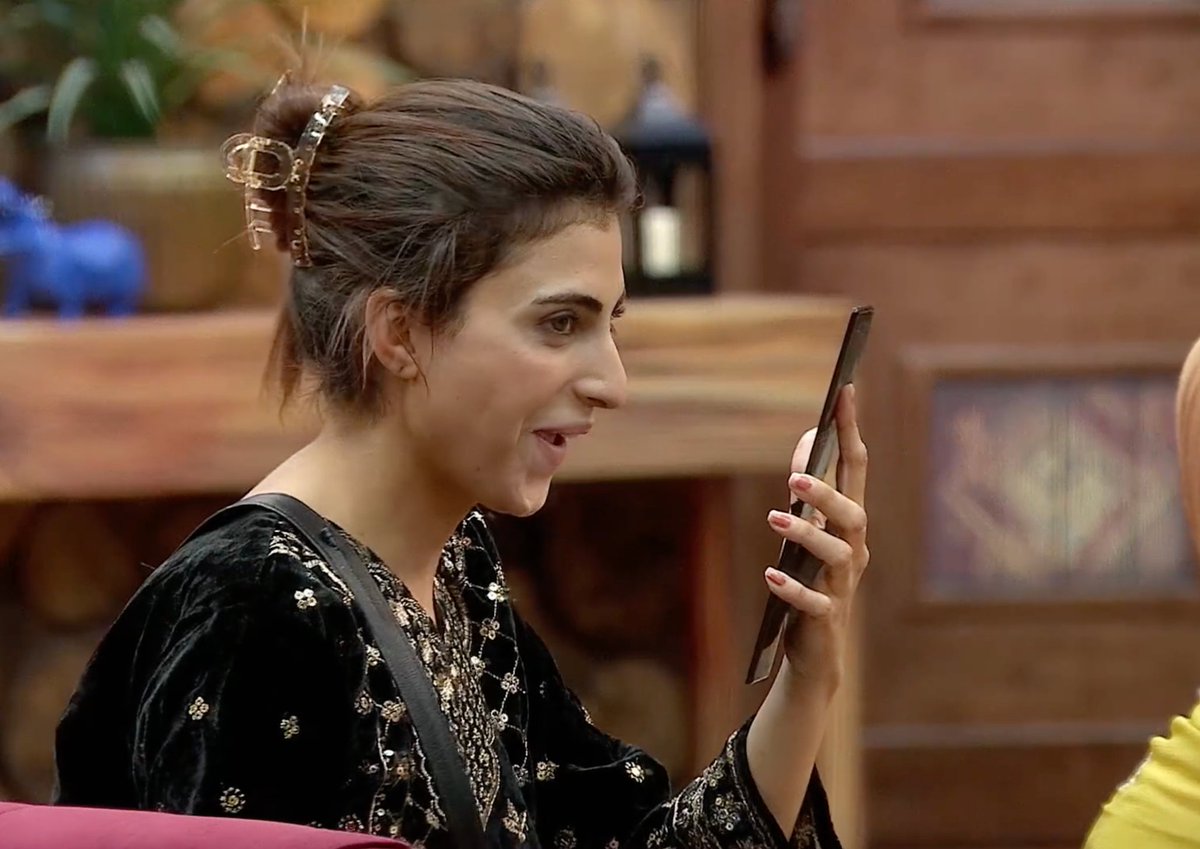 eishaanix's tweet photo. I can’t deny it anymore,  Malti and Farrhana genuinely have chemistry. #FarrhanaBhatt https://t.co/VatZlB7spu