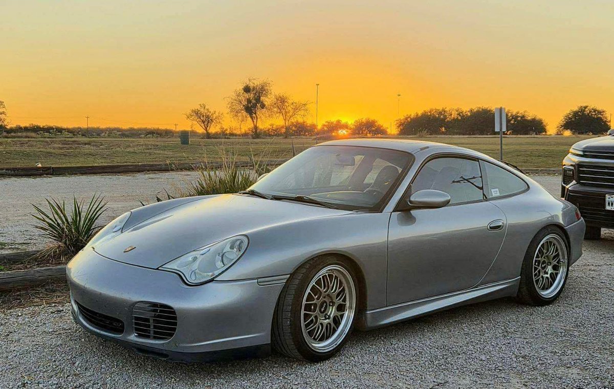 Mileage_impo's tweet image. Porsche 996 Carrera with 500,000 miles (804,672 km) on the clock.

Original engine and transmission.
No engine and transmission rebuilds.