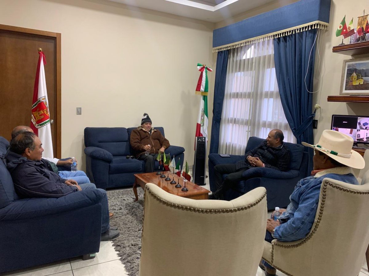 Nuestro Presidente Williams Zainos sigue escuchando a la gente de nuestro municipio. 🤝🏻

Compartió recuerdos con los fiscales de la parroquia y dialogó con vecinas y vecinos, atendiendo sus inquietudes. En Nueva Alianza, la cercanía siempre es el camino. 🩵