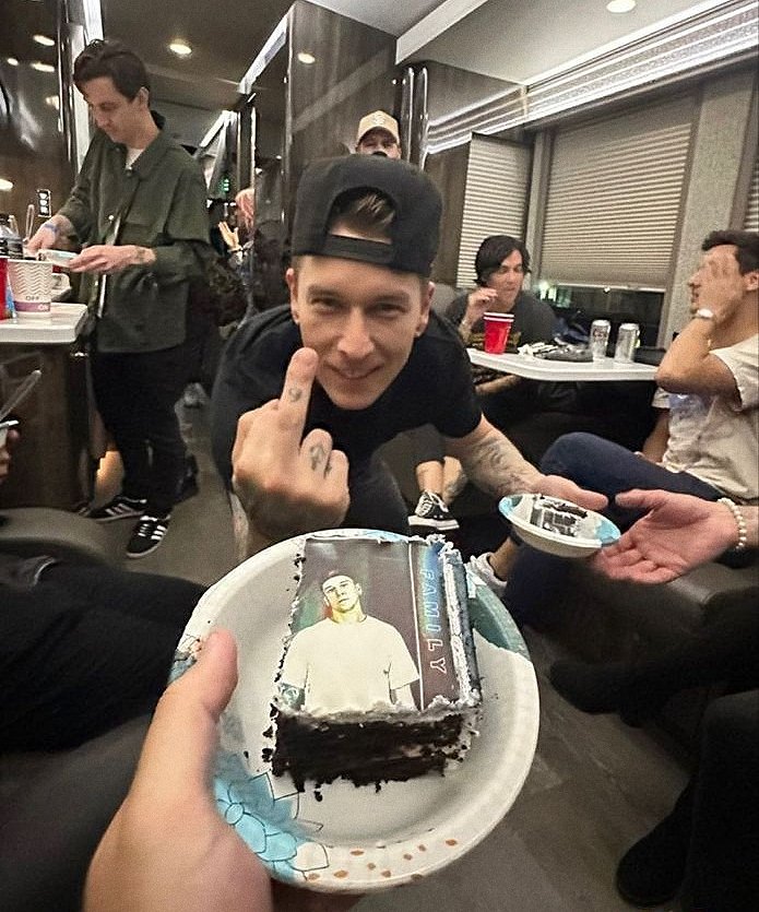 Hoje é dia do nosso querido e amado baixista! Feliz aniversário Justin! 🥳❤️