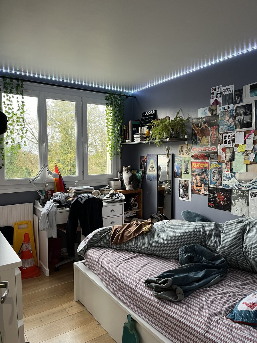 c'est le bordel dans ma tête et dans ma chambre