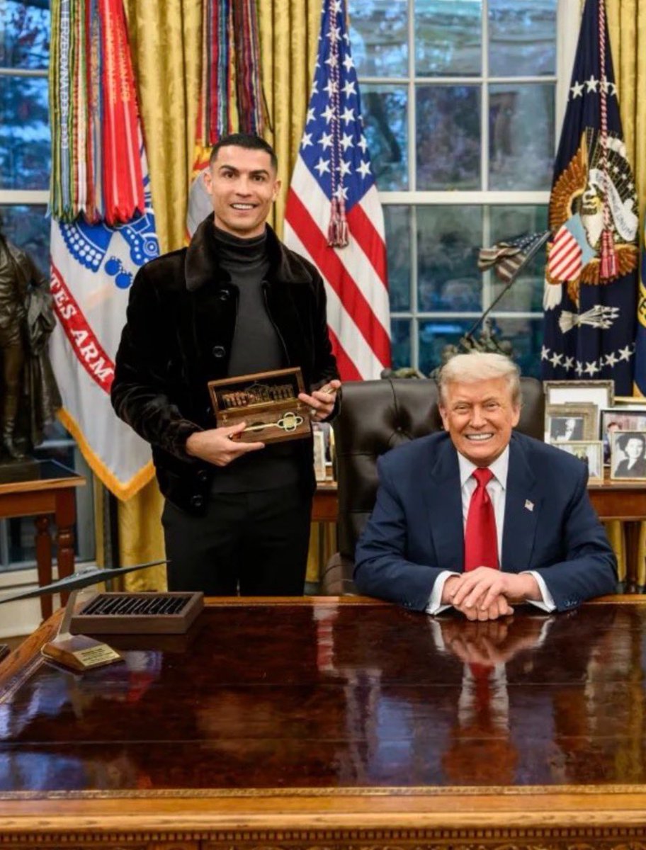 Cristiano Ronaldo holding the key to the White House.