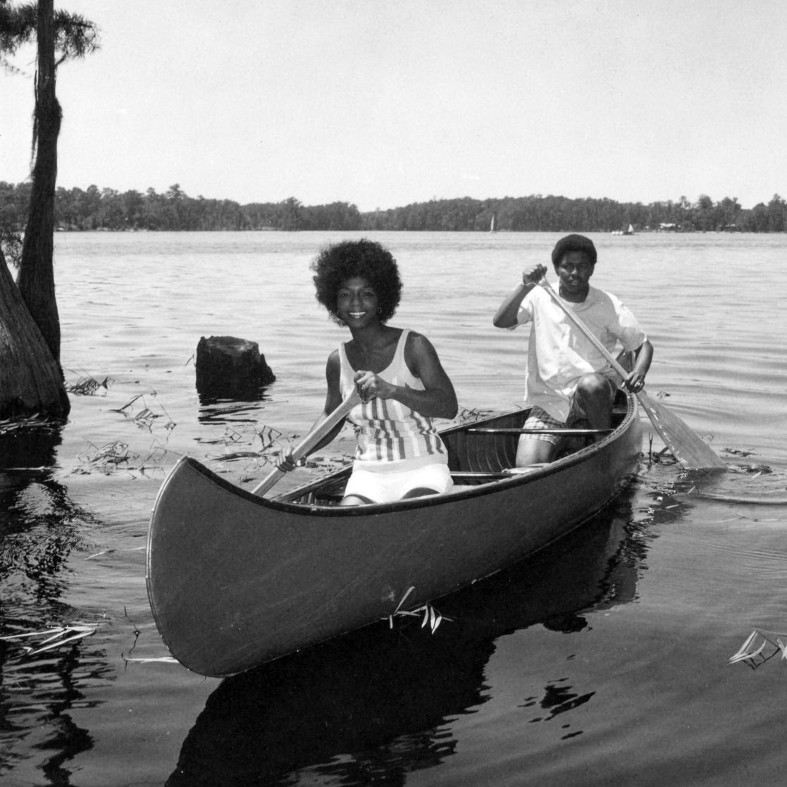 FLMemory's tweet image. Lake Bradford, Tallahassee, 1970: Students canoe at Florida State University’s Lakefront Park &amp;amp; Retreat Center. Just four miles from campus, the 73-acre facility has long offered a unique natural setting for kayaking, paddleboarding, picnicking and other outdoor activities. ✨