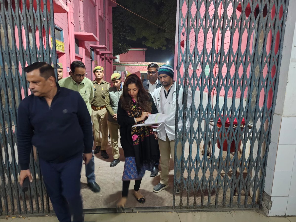 आज 19-11-2025 को रात्रि 9 बजे जिलाधिकारी बागपत महोदया द्वारा सामुदायिक स्वास्थ्य केंद्र, बागपत का औचक निरीक्षण किया गया।
निरीक्षण के दौरान स्वास्थ्य व्यवस्थाओं का जायजा लिया गया।
इस अवसर पर चिकित्सा अधीक्षक डॉ. विभाष राजपूत एवं अन्य स्टाफ सदस्य उपस्थित रहे।