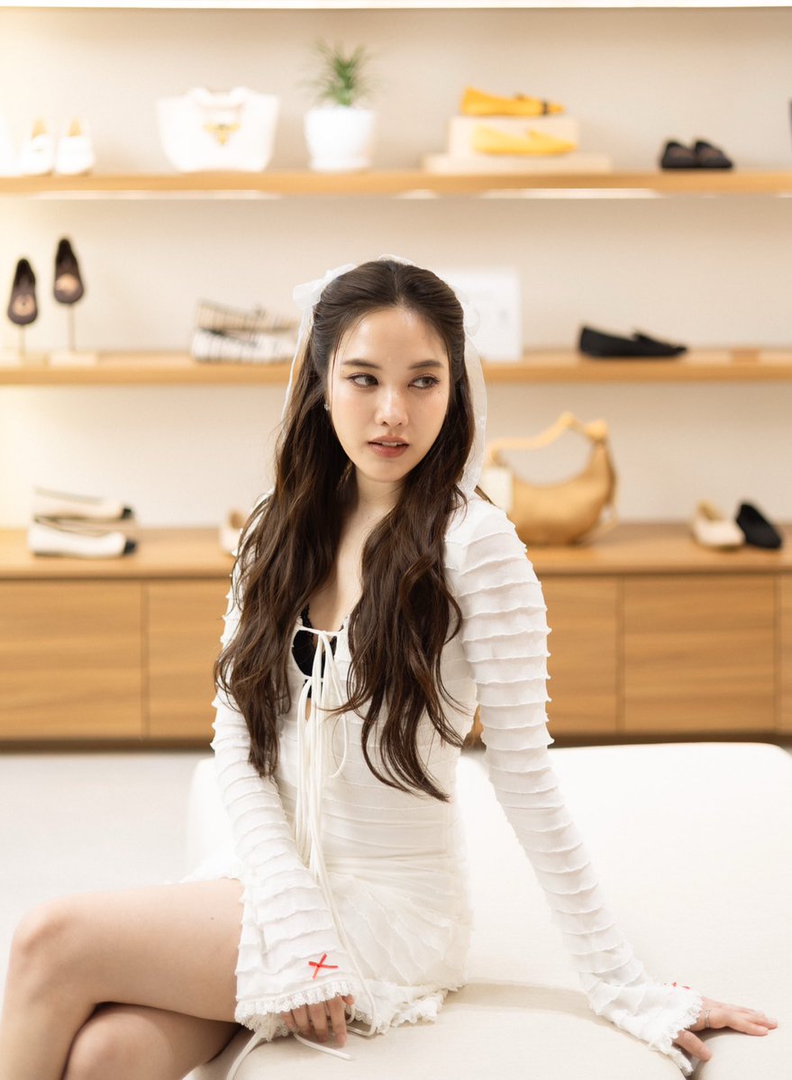 MozumderSh75926's tweet image. Freen hiring professional photographers aka House of nostalgia for her solenn &amp;amp; her new AR/manager is an MBA graduate from California Uni. So Ppl who said Freen isnt serious about her career should eat their own words💪

SAROCHA X VIVAIA SIAM CENTER
#FREENxVIVAIATH