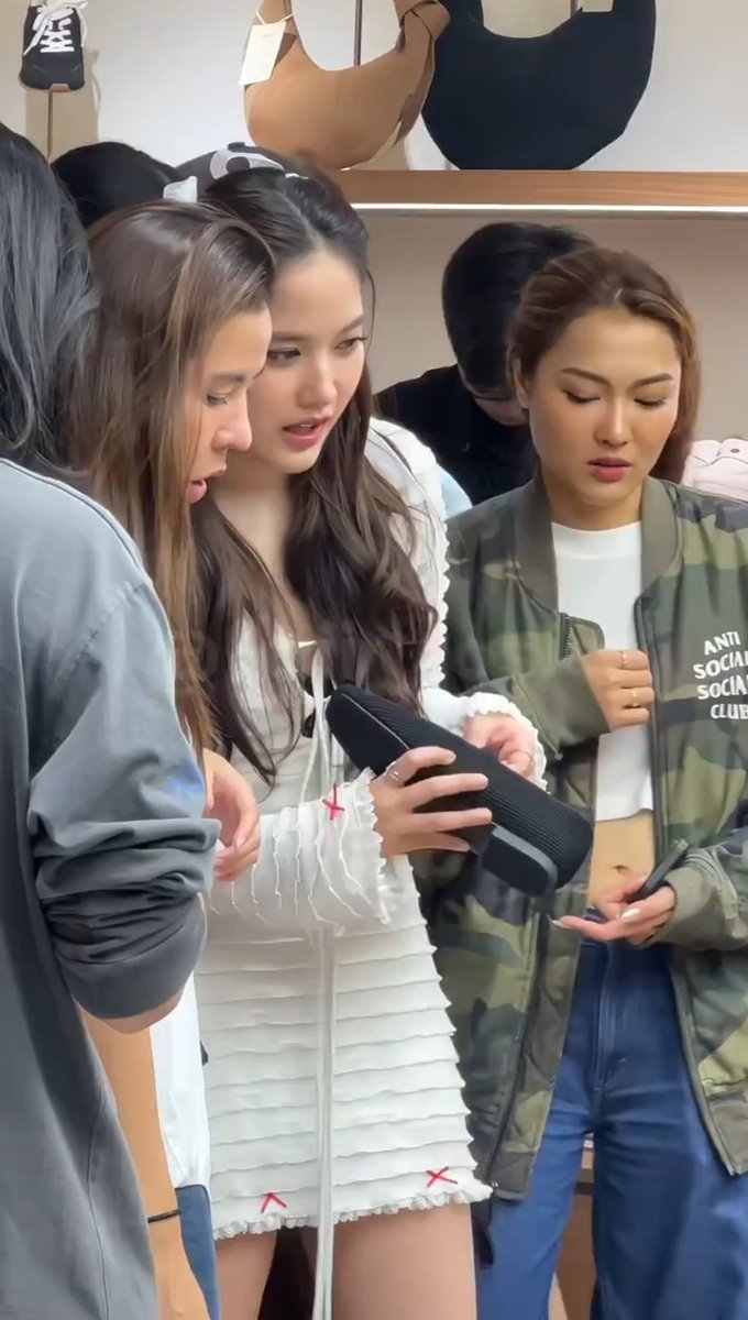 MozumderSh75926's tweet image. Freen hiring professional photographers aka House of nostalgia for her solenn &amp;amp; her new AR/manager is an MBA graduate from California Uni. So Ppl who said Freen isnt serious about her career should eat their own words💪

SAROCHA X VIVAIA SIAM CENTER
#FREENxVIVAIATH