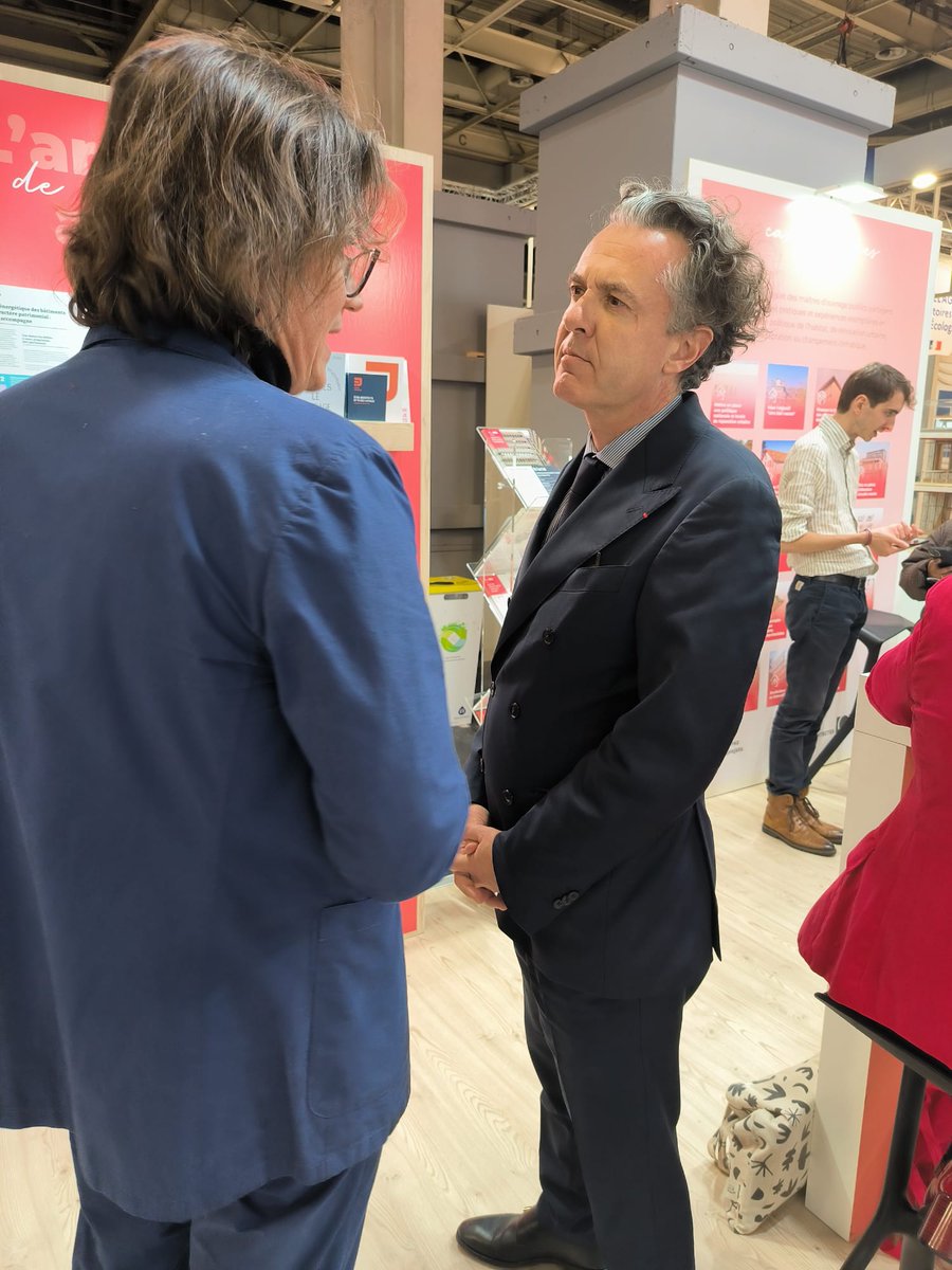 Architectes_org's tweet photo. Au #SMCL2025 @ChristopheBechu est venu sur notre stand pour dialoguer sur le rôle de l’architecture dans l’adaptation au changement climatique, l’aménagement durable et la cohésion des territoires.
#CNOA #1maire1architecte https://t.co/VTOUHAxFGT