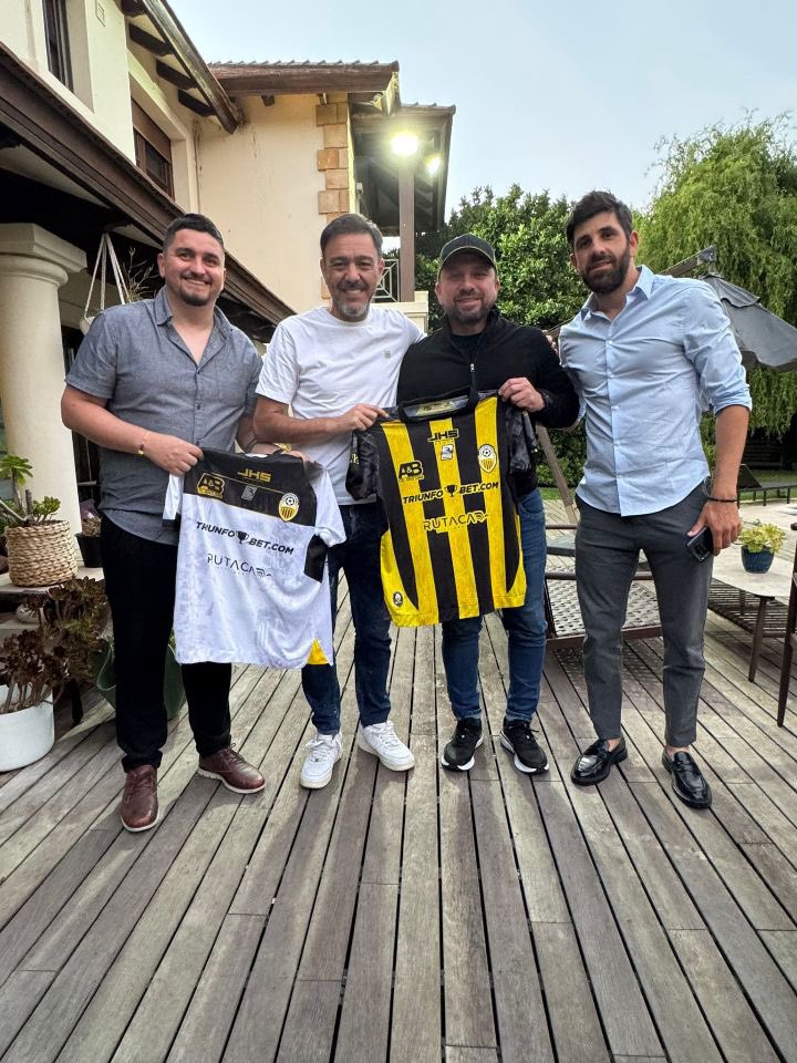 santiacevedo02's tweet image. 🇺🇾🟡⚫️ | Álvaro “El Chino” Recoba ya posa con la camiseta de Deportivo Táchira🇻🇪, club que dirigirá hasta 2026.

En la foto están Gerardo Vonder Putten y Miguel Lavié, los responsables de la llegada de Recoba a Táchira.