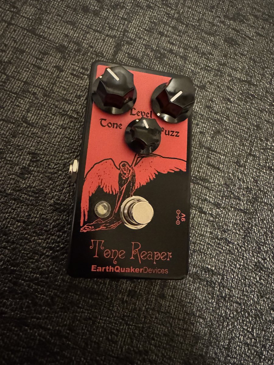 myrose0175's tweet image. 最近NINE INCH NAILSばかり聴いているなか、#mynewgear ... Johnny Marr Signature Special Jaguar &amp;amp; #earthquakerdevices のTone Reaper✨

かなり個性的なギターで、一生使いたいと既に思えるJaguar。

Tone Reaperとも相性最高❤︎
説明書的には左にしか回せない😂

#fender #jonnymarr #Jaguar