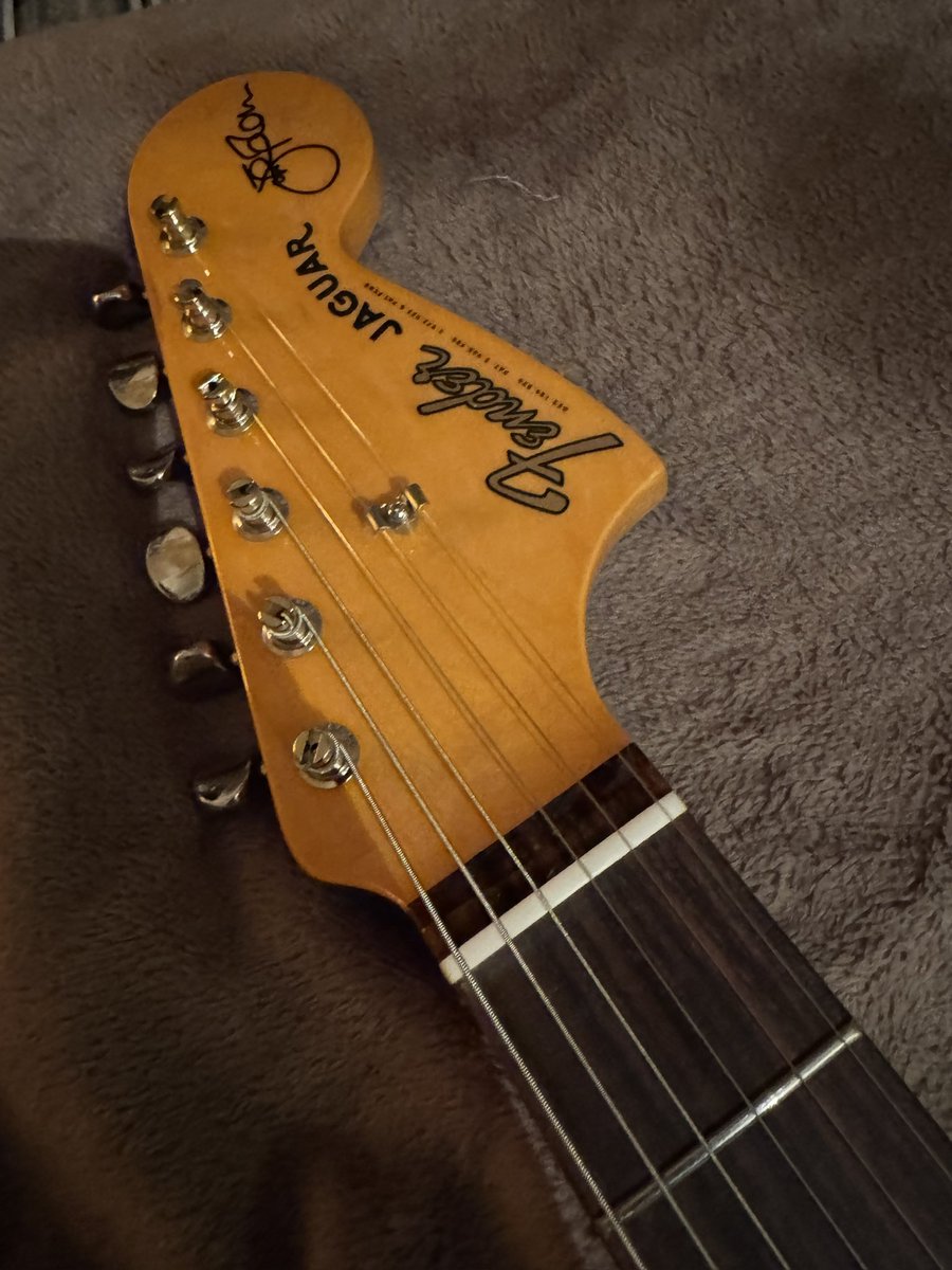 myrose0175's tweet image. 最近NINE INCH NAILSばかり聴いているなか、#mynewgear ... Johnny Marr Signature Special Jaguar &amp;amp; #earthquakerdevices のTone Reaper✨

かなり個性的なギターで、一生使いたいと既に思えるJaguar。

Tone Reaperとも相性最高❤︎
説明書的には左にしか回せない😂

#fender #jonnymarr #Jaguar