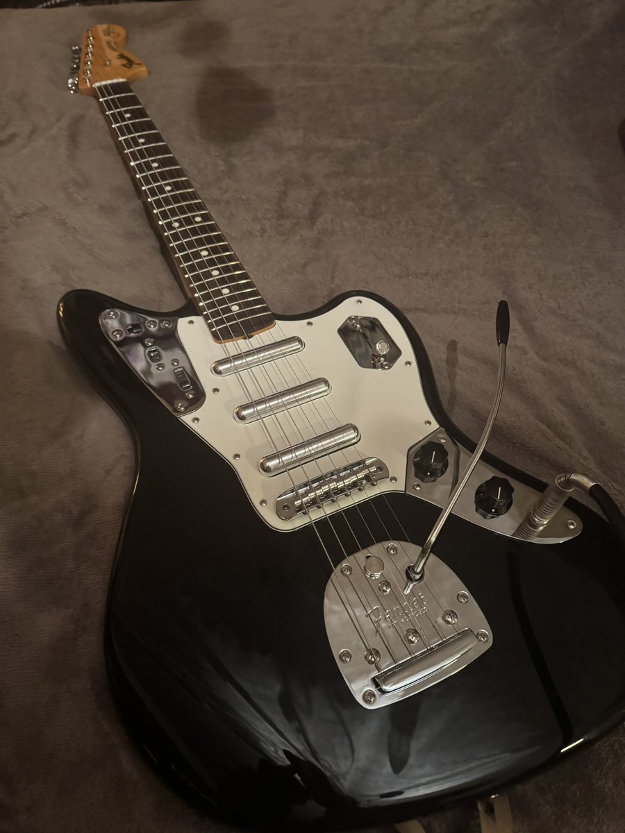 myrose0175's tweet image. 最近NINE INCH NAILSばかり聴いているなか、#mynewgear ... Johnny Marr Signature Special Jaguar &amp;amp; #earthquakerdevices のTone Reaper✨

かなり個性的なギターで、一生使いたいと既に思えるJaguar。

Tone Reaperとも相性最高❤︎
説明書的には左にしか回せない😂

#fender #jonnymarr #Jaguar