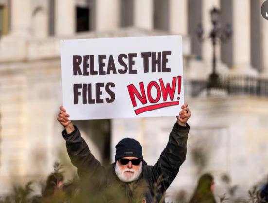 Hey that's not just some protestor with a sign that's my old friend <a href="/BillChristeson/">Bill Christeson</a> this is also how to make a protest sign.  Black &amp; white, bold, 1 message and be in the right place at right time! <a href="/guardian/">The Guardian</a>  theguardian.com/us-news/2025/n…