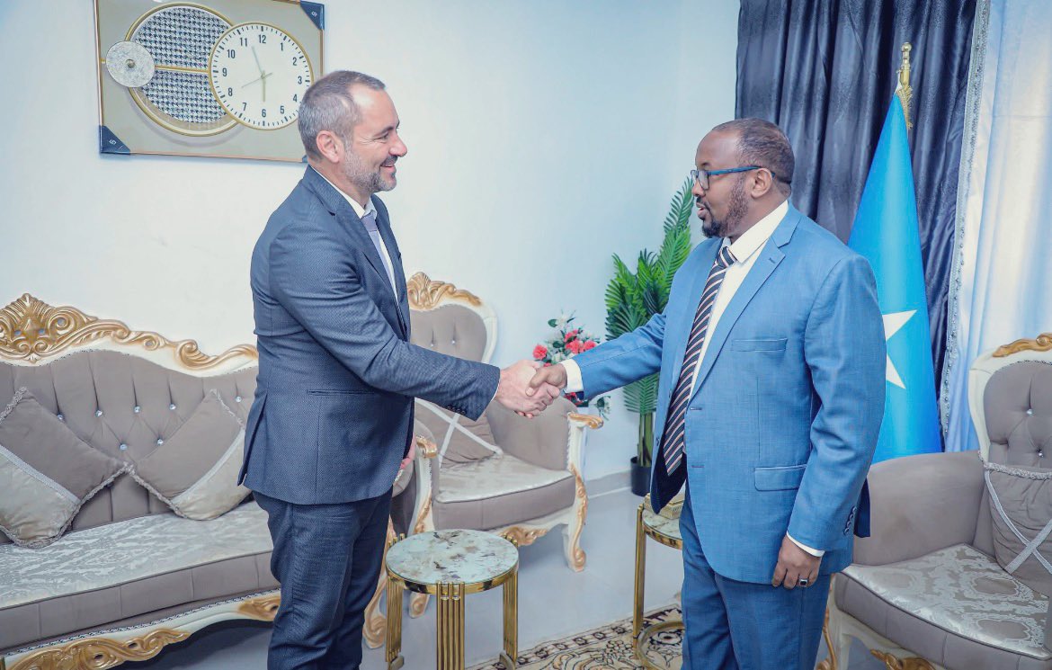 WDSomUnity's tweet image. Report. Somalia REGIONAL Leader Meets ICRC Chief. 

ABDULKADIR Ahmed Aw Cali, President of the Northeastern Federal State of Somalia, has received Mr. Antoine Grand, the Head of Delegation for the International Committee of the Red Cross (ICRC) in Somalia.

Their talks CENTERED…