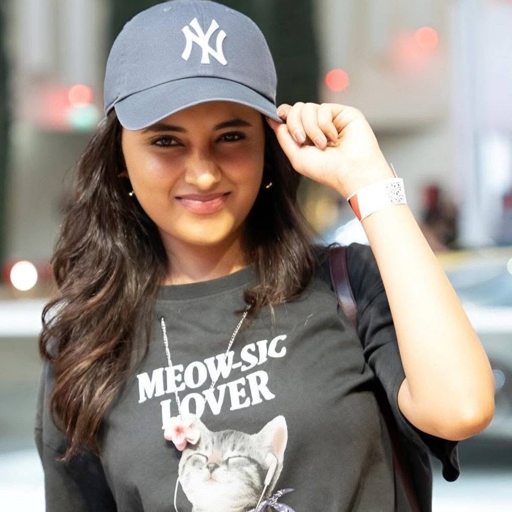 Karnatakaa_Bo's tweet image. KBO EXCLUSIVE - #PriyankaMohan will 
be the lead actress of #666ODT ✨👍

👉 Starring - @Dhananjayaka 
👉 Director - #HemanthRao

#Kannada @priyankaamohan