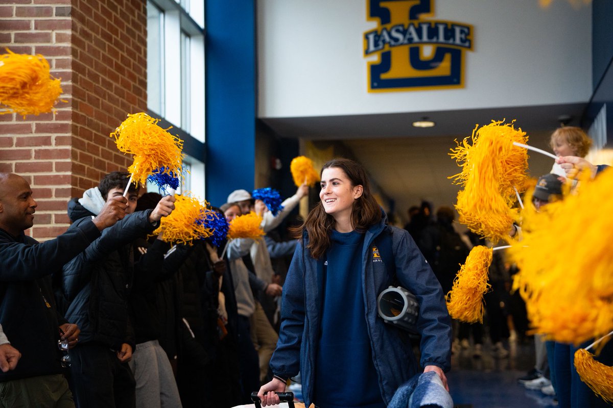 LaSalle_XCTF's tweet photo. She’s on her way ‼️ 

Sent off Gwenno Goode on her way to NCAA Champs in style 🌟 https://t.co/AgcVhRYlFC