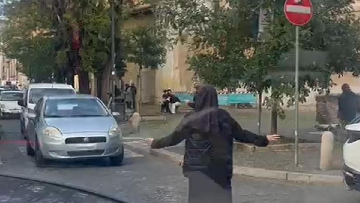 Traffico in tilt al Celio per auto in sosta: la suora si improvvisa vigile e sblocca tutto roma.repubblica.it/cronaca/2025/1…