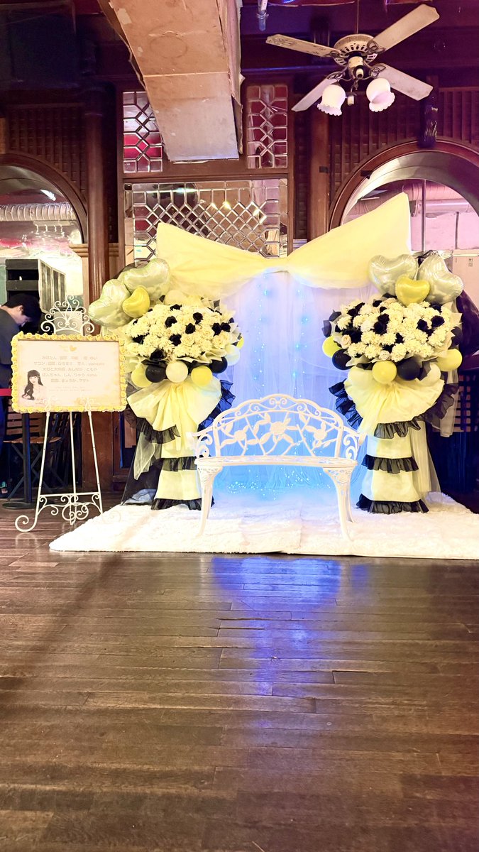 hana_akari8756's tweet image. フラワースタンドを納品させていただきました✳︎大きいリボンを作り黄色と黒でレースもポイントになっております。この度はご注文誠にありがとうございました！#マイドレ　#mydresscode #フラスタ　#フラワースタンド　#バルスタ　#アイドル　#メン地下　#楽屋花　#生誕祭　#はなあかり　#花屋