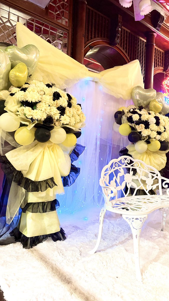 hana_akari8756's tweet image. フラワースタンドを納品させていただきました✳︎大きいリボンを作り黄色と黒でレースもポイントになっております。この度はご注文誠にありがとうございました！#マイドレ　#mydresscode #フラスタ　#フラワースタンド　#バルスタ　#アイドル　#メン地下　#楽屋花　#生誕祭　#はなあかり　#花屋