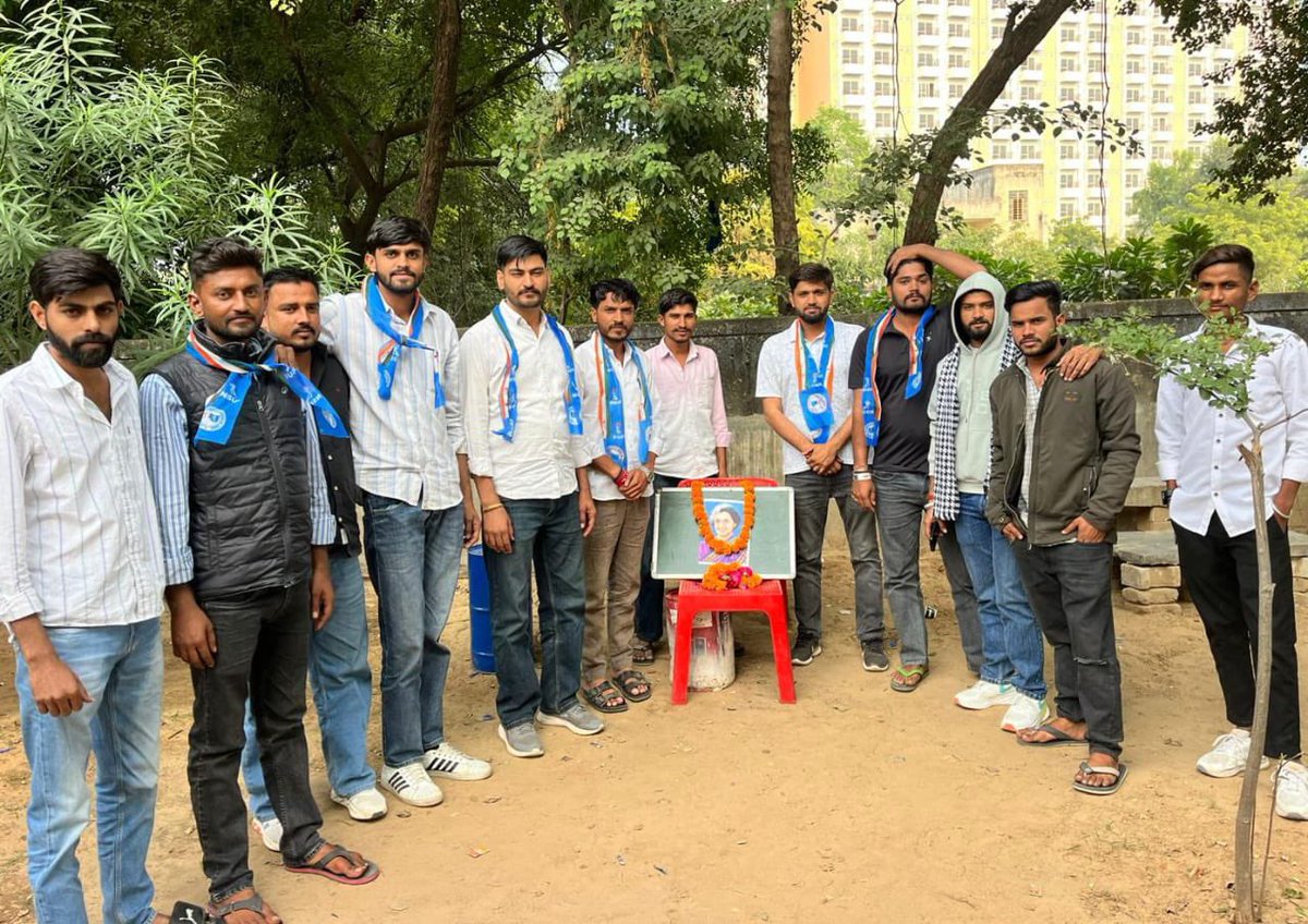 📍 जयपुर ग्रामीण
भारत की पूर्व प्रधानमंत्री आईरन लेडी स्वर्गीय इंदिरा गांधी जी की जन्म जयंती पर NSUI जयपुर ग्रामीण जिलाध्यक्ष राजेन्द्र चौधरी के नेतृत्व में कार्यकर्ताओं ने पुष्प अर्पित कर श्रद्धांजलि दी |
<a href="/nsui/">NSUI</a> <a href="/VinodJakharIN/">VINOD JAKHAR</a> <a href="/Akhileshyadavin/">Akhilesh Yadav</a>