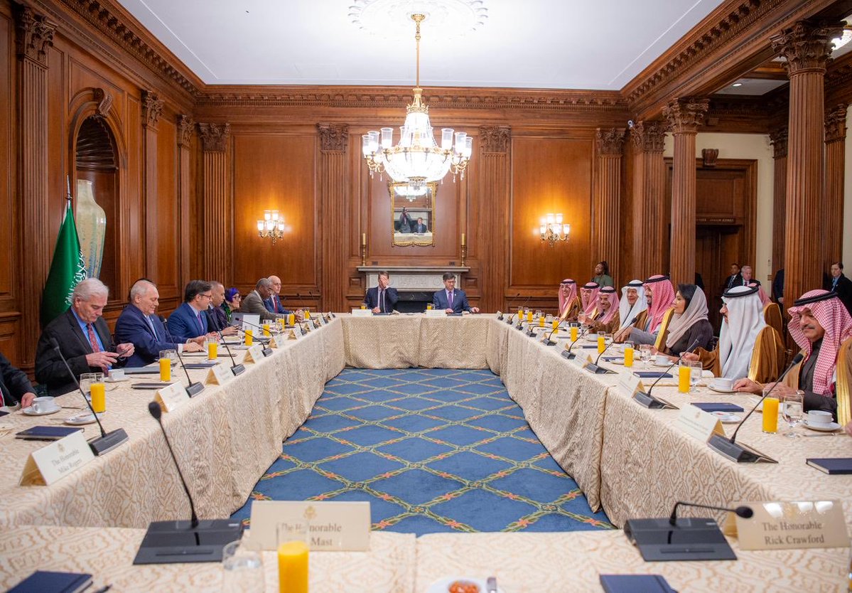 KSAMOFA's tweet image. جانب من الاجتماعات الثنائية والموسعة التي عقدها سمو #ولي_العهد مع قيادات وأعضاء مجلس النواب في مختلف اللجان في مقر الكونغرس بواشنطن.

#محمد_بن_سلمان_في_واشنطن
#٩٢_عامًا_من_الشراكة_والازدهار