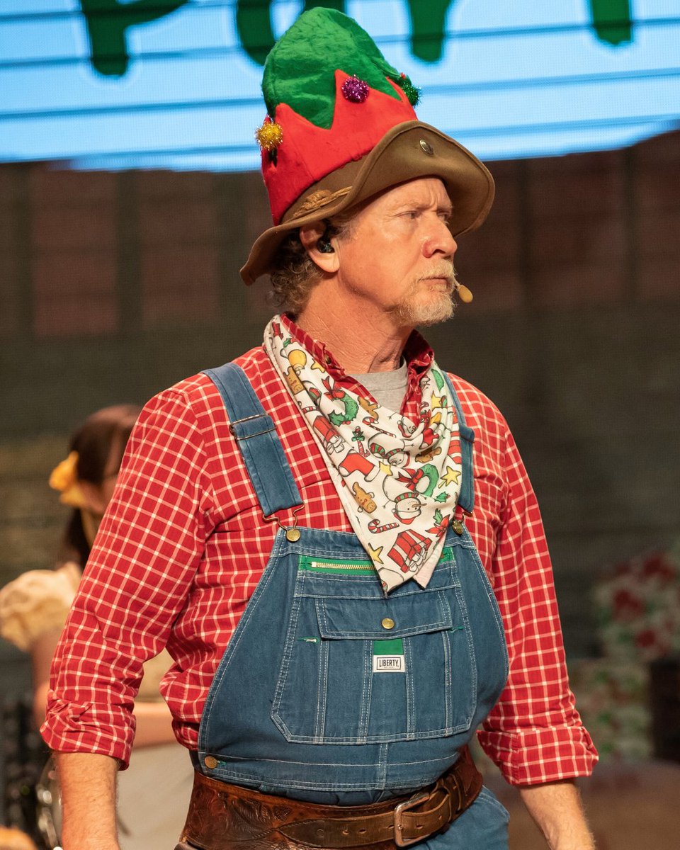 hatfieldmccoypf's tweet image. We all wonder how Pa stays so grumpy wearin’ a hat so dang festive! 🎄😂 (Oh, them McCoys...)

#HatfieldMcCoy #PigeonForgeTN #PigeonForge #DinnerShow #HatfieldMcCoyDinnerFeud