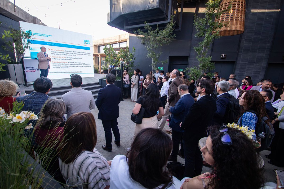 Nuestro representante <a href="/Albaladm/">Manuel Albaladejo</a> participó en el Premio Territorio Circular en Santiago de #Chile, donde destacó que la circularidad sigue siendo baja: 6.9% global y solo 1% en América Latina. Urge cooperación entre sectores y países para avanzar hacia modelos sostenibles. 🌍