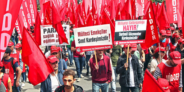 uid_der's tweet image. Farklı Gibi Görünen Kardeşleriz
uidder.org/farkli_gibi_go…
Sabah uyandığımızda, evden okula, işyerine veya başka yerlere giderken belli başlı ulaşım araçlarını kullanıyoruz. Bazen metrobüs, bazen de servis…  Peki, yanımızda oturan veya bizimle beraber sıra bekleyen insanlara dikkat…