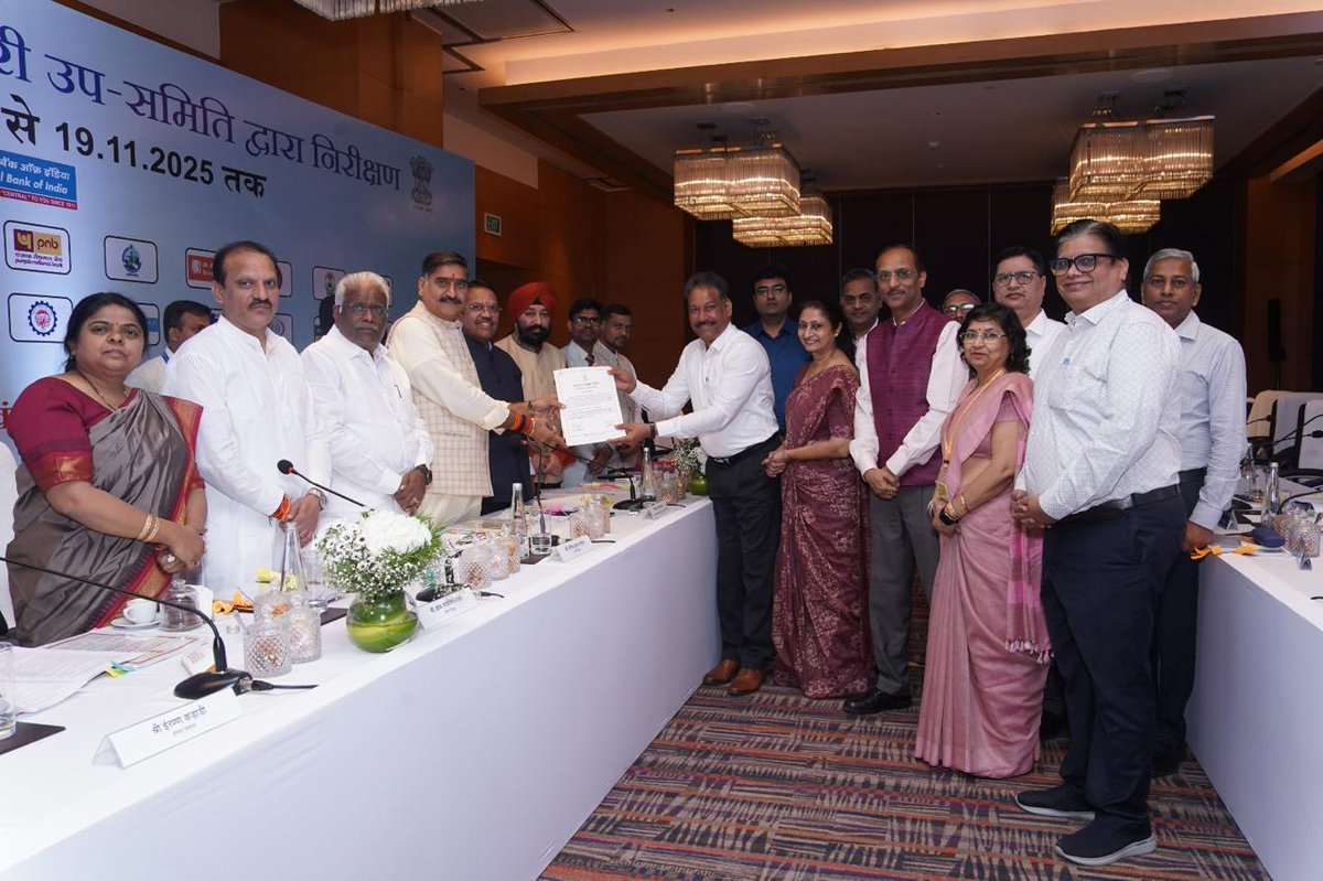 आज मुंबई में संसदीय राजभाषा समिति की तीसरी उप-समिति के साथ विभिन्न केंद्रीय कार्यालयों में राजभाषा कार्यान्वयन का निरीक्षण किया।

दिनभर की निरीक्षण यात्रा में—
कार्यालय महानिदेशक लेखापरीक्षा (पर्यावरण एवं वैज्ञानिक विभाग),
कार्यालय महानिदेशक वाणिज्यिक लेखापरीक्षा (बांद्रा-कुला