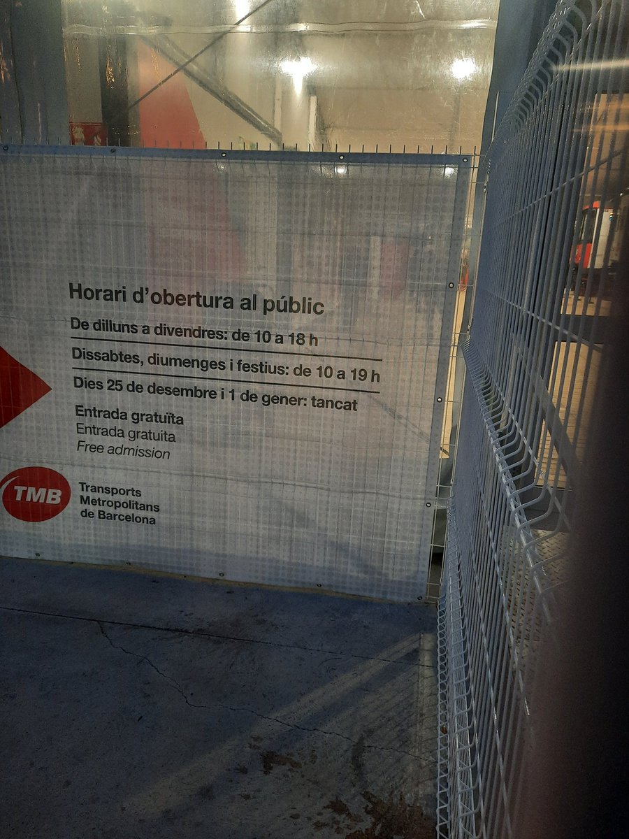 jafrigola's tweet photo. @TMBinfo @tmb @TMB_Barcelona expo metros. Si l'horari és fins a les 18.00 h, perquè  a les 17.35 h no deixen passar? https://t.co/6CLJdgPSEV