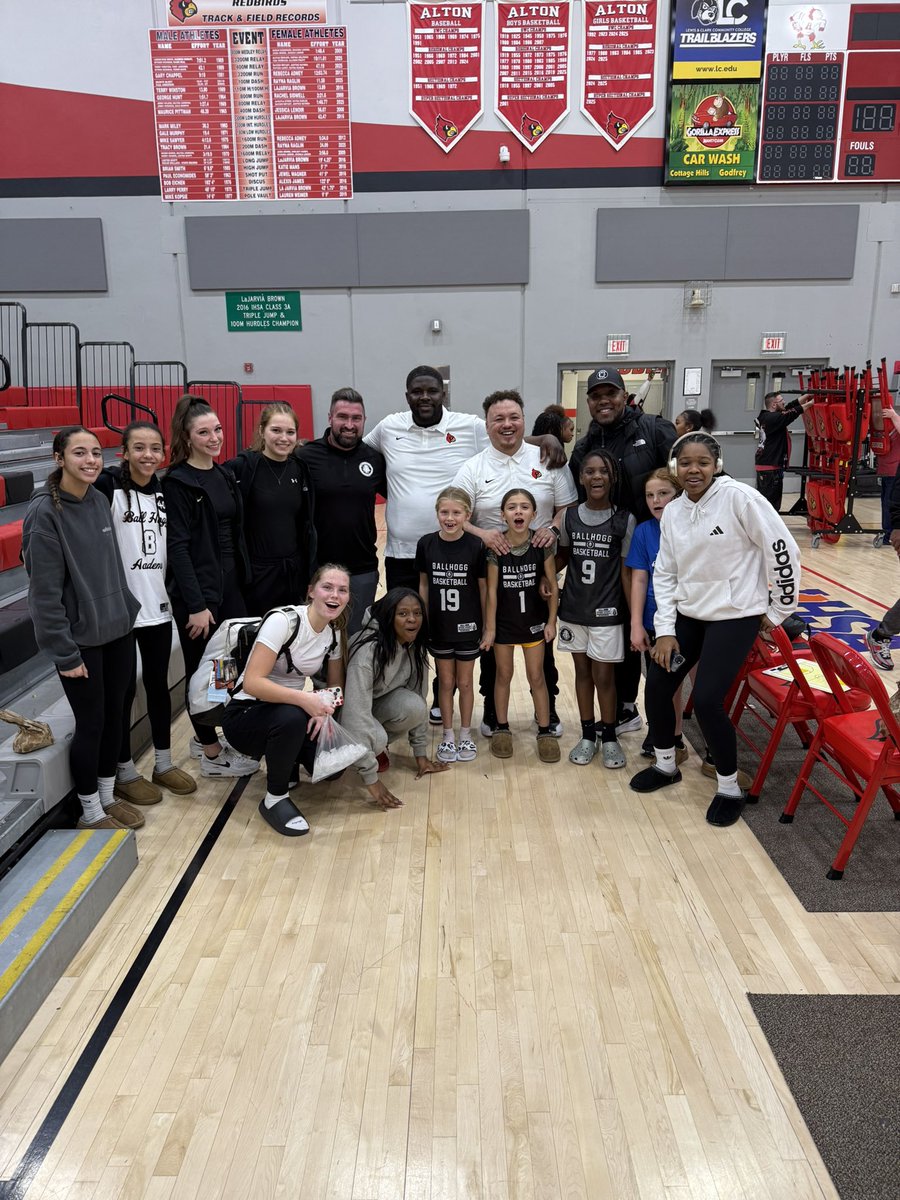 Coachbhogg's tweet image. The Good News ✝️

Are you paralyzed by fear… or powered by faith?
#FaithOverFear

Watching my brother, @dreriney Riney walk in his purpose as he coached his first varsity game was nothing but Faith in Action! 

When Dre took the Alton Girls Head Coaching job, it hit me hard but…