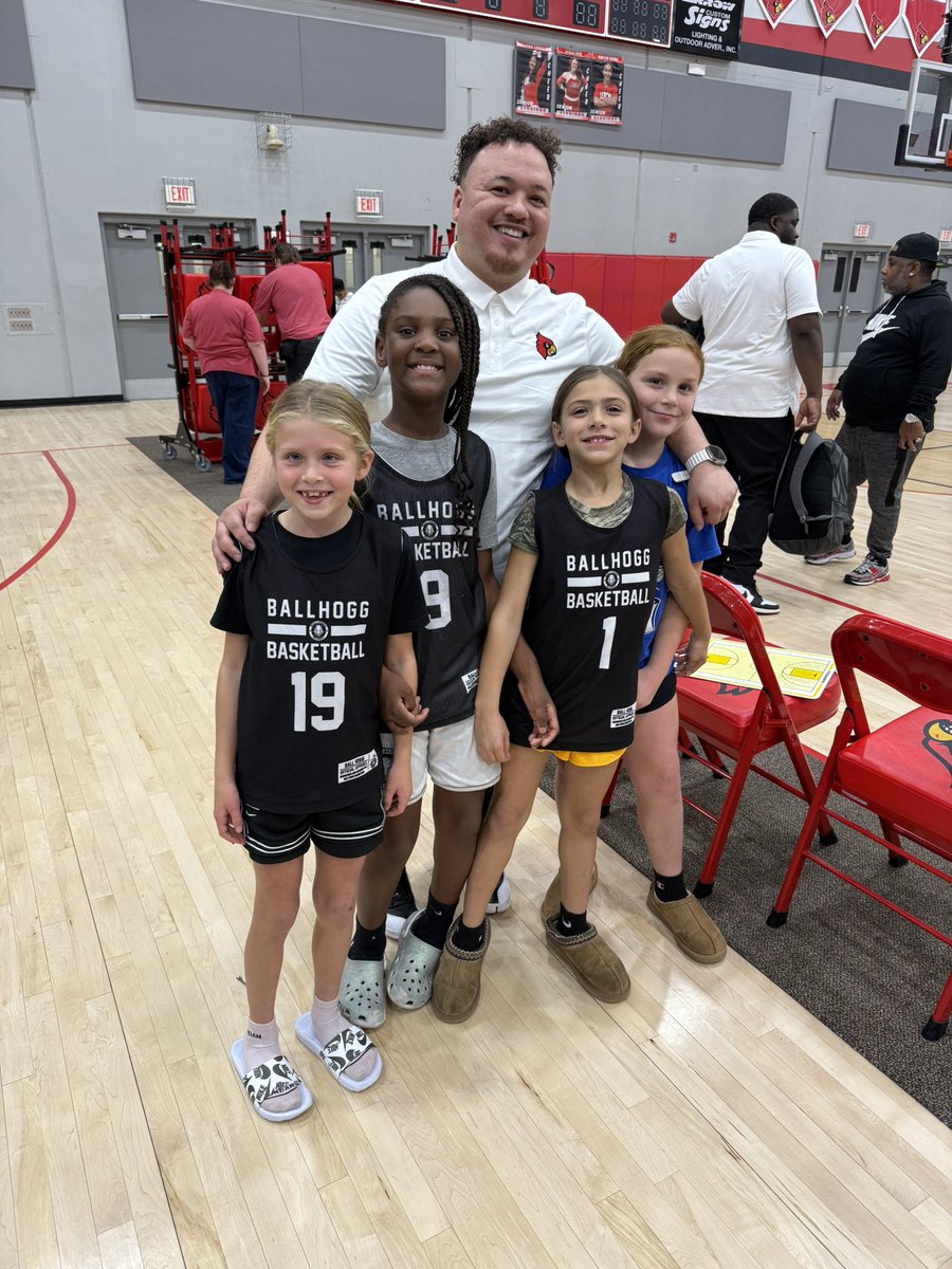 Coachbhogg's tweet image. The Good News ✝️

Are you paralyzed by fear… or powered by faith?
#FaithOverFear

Watching my brother, @dreriney Riney walk in his purpose as he coached his first varsity game was nothing but Faith in Action! 

When Dre took the Alton Girls Head Coaching job, it hit me hard but…